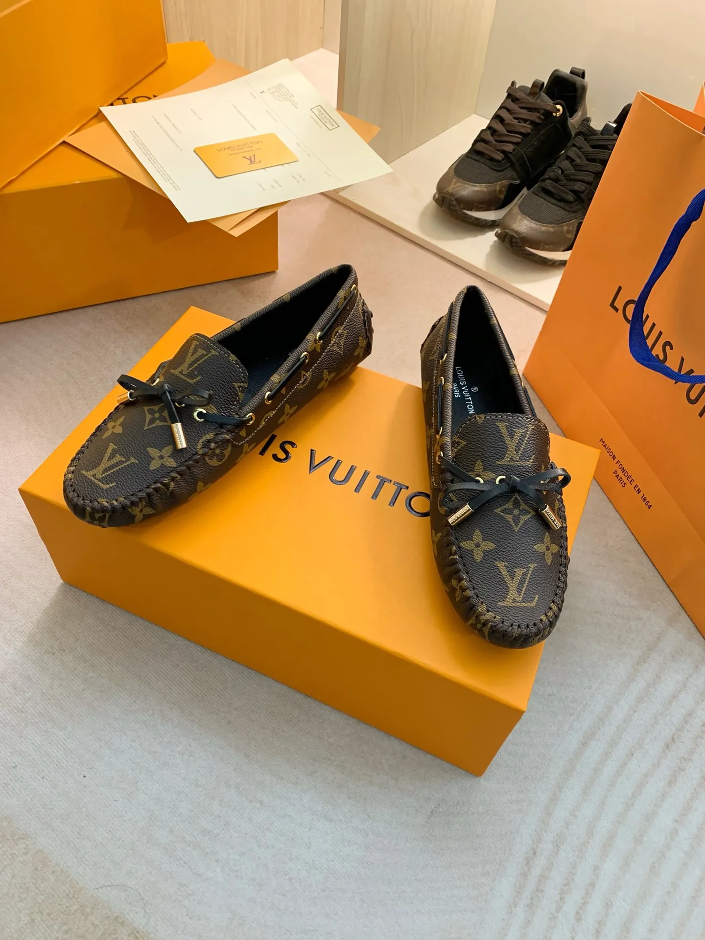 p460💰Couple model❤️🇫🇷 𝙇𝙤𝙪𝙞𝙨 𝙑𝙪𝙞𝙩𝙩𝙤𝙣 🇫🇷Louis Vuitton 2023 Classic𝓛𝓿 𝓣𝓻𝓪𝓲𝓷𝓮𝓻 Sports Series ➪➪➪¯ [Arizona Doudou Shoes Series] ▪️▪️▪️Arizona slip-on shoes are made of Monogram Eclipse canvas. Its hand-painted and dyed edges and hand-sewn uppers fully demonstrate Louis Vuitton's traditional shoemaking craftsmanship. This slip-on shoe is very lightweight. The integrated tongue and upper make it particularly comfortable and flexible. The soft outsole is equipped with rubber padding. Decorated with matching sash. Detailed features: ☑️Monogram Eclipse canvas ☑️Black Eclipse pattern ☑️Hand-painted shoe edges ☑️Hand-sewn uppers (each pair takes time to process) ☑️Integrated tongue and upper construction ☑️Outsole equipped with rubber lining ☑️size: 35_46
